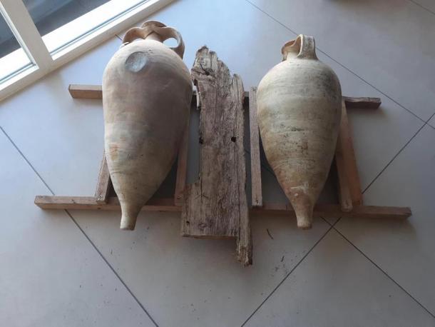 Dos ánforas perfectamente conservadas encontradas en el carguero romano que se hundió a pocos metros de una concurrida playa de Mallorca, España. (Arqueomallornauta / Consell de Mallorca)