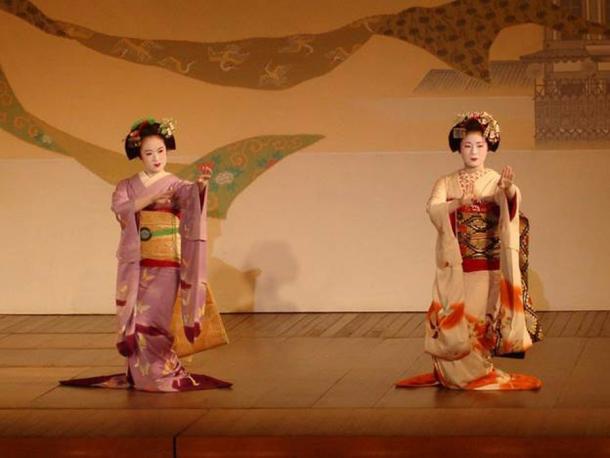 Geisha performing together. (Pixabay License)
