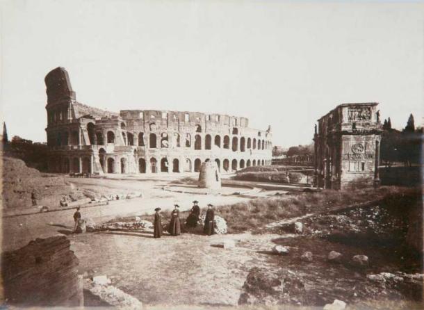Una foto del 1870 dei visitatori del Colosseo romano.  È difficile immaginare il centro di Roma così adesso!  (Dominio pubblico)