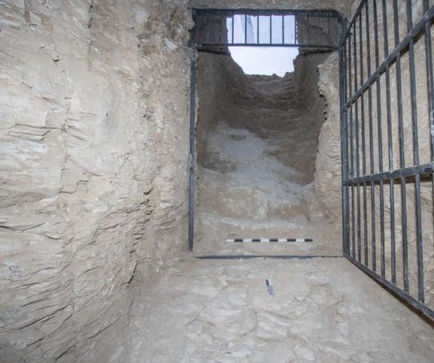 Una foto tomada desde el interior de la entrada a la tumba en el exterior. La tumba ha sido asegurada con una puerta de metal para evitar saqueos. Crédito: Ministerio de Turismo y Antigüedades.