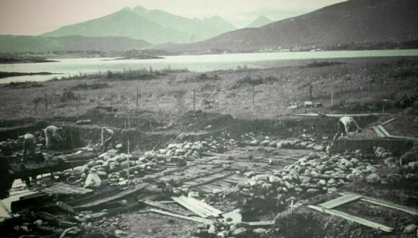 Esta foto muestra el sitio de excavación del pueblo vikingo de Borgund en 1954. El fiordo de Borgund, una rica fuente de bacalao, se puede ver al fondo. (Asbjørn Herteig / Museo de la Universidad de Bergen / CC BY-SA 4.0)