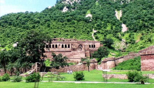 Despite the picturesque setting of Bhangarh Fort, locals moved their town elsewhere and the site was abandoned over 200 years ago