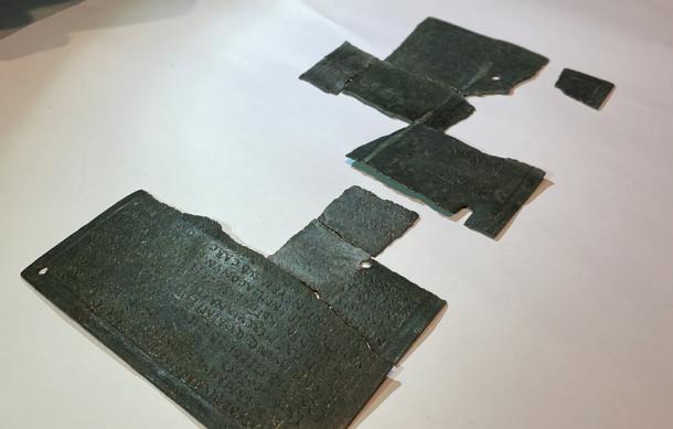 The pieces of the Roman military diploma found in ancient Perre or modern-day Adiyaman in southeastern Turkey. (Anadolu Agency)