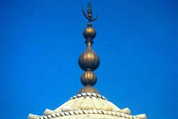 The pinnacle of the Taj Mahal, depicting the Hindu horizontal crescent, coconut, bent mango leaves, and supporting Kalash (water pot), all exclusive Hindu motifs