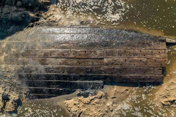 A closeup of the oak planks of the ship’s hull, which was at one time clad in copper sheets. (Rigas Brivosta)