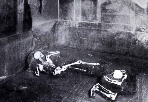 Pompeii man and woman discovered in the Casa de Fabbro, or House of the Crafsman, in a photograph taken in 1934. Source: Notizie degli Scavi di Antichità