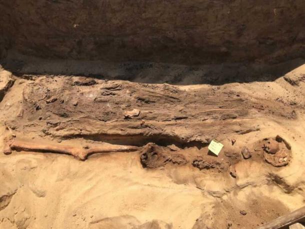 Los restos mal conservados de una de las momias. (Ministerio de Turismo y Antigüedades de Egipto)