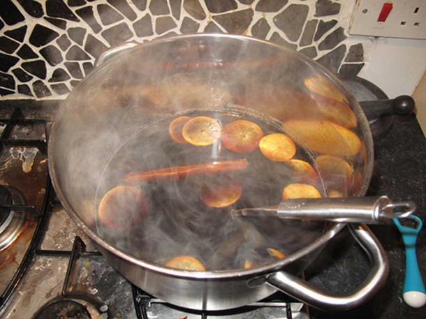 A pot of wassail (CC BY-SA 2.0)