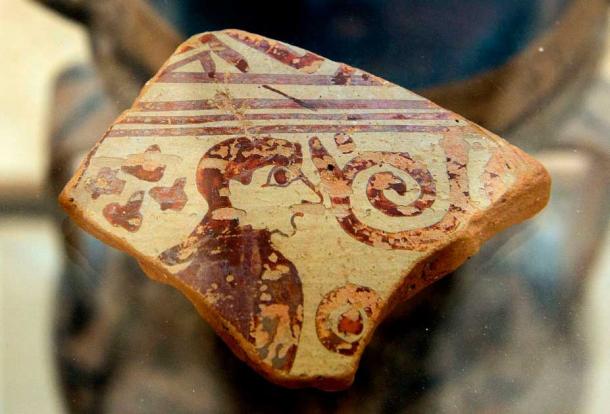 Ancient Greek pottery from Cycladic workshop, find from burial site north of Paroikia, painted shard, 700 – 600 BC.  Archaeological Museum of Paros.  Zde/CC BY-SA 4.0