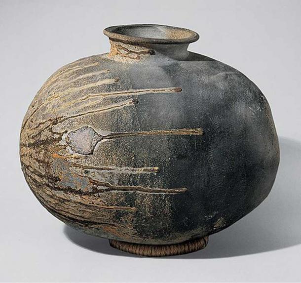 A notable contribution to pottery during the Kofun period was Sueki (or Sue) ware, first produced in the mid-fifth century. Although the roots of Sueki reach back to ancient China, its direct precursor is the grayware of the Three Kingdoms period in Korea. Technically more advanced than Jomon and Yayoi pottery, Sueki marks a turning point in the history of Japanese ceramics. This image shows a piece of Kofun Japanese stoneware, a recumbent bottle, from the late 6th century. (Metropolitan Museum of Art / CC0)