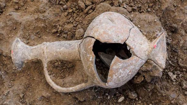 Una de las vasijas de cerámica del siglo XIV a. C. encontrada en Tel Yehud, Israel, que dio positivo por residuos de opio. (Assaf Peretz/Autoridad de Antigüedades de Israel)