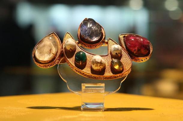 One of the precious jewels excavated from the Dingling Tomb. This artifact is about the size of an adult’s palm and is composed of gold, pearl, ruby, and other gemstones. Dingling Museum.