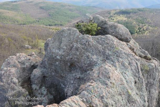 The prehistoric sacrificial altar / astronomical observatory at the Eagles’ Rocks shrine. The rock where it is located has been named Chobanov’s Rock, after its discoverer.
