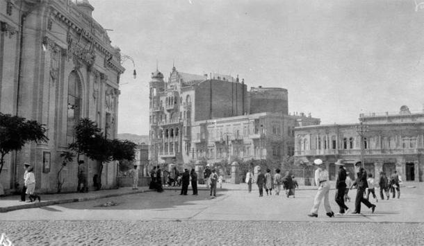 Baku City’s prosperous Neftchiler Avenue circa  1920 shows how the Walled City of Baku took to modern European architecture, paid for by oil wealth from the 1830s onward. (Ariel Varges / Public domain)