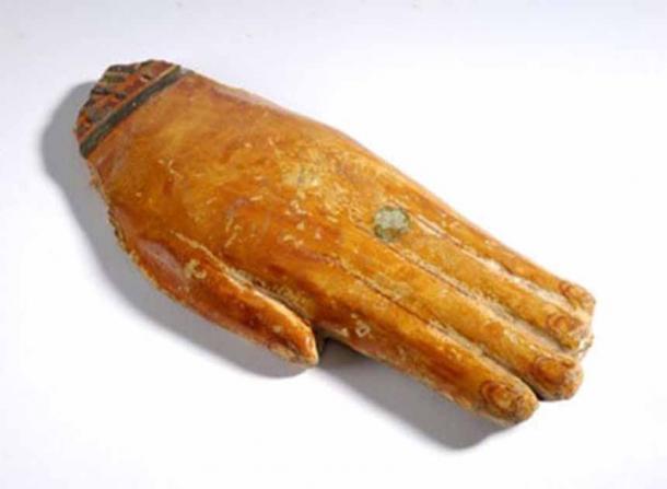 Mano protésica de madera del antiguo Egipto.  Las extremidades modelo se utilizaron durante el proceso de embalsamamiento para reemplazar las partes del cuerpo dañadas o faltantes, para garantizar que el cuerpo estuviera completo para el más allá.  (Museos y galerías de Leeds / CC BY-NC-SA 3.0)