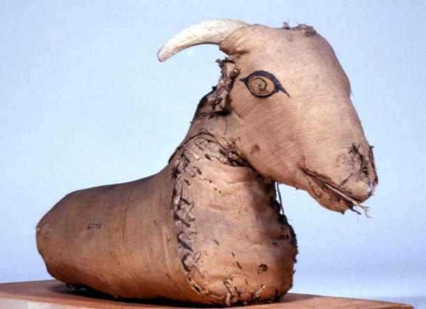 Momia de carnero, probablemente hecha de huesos y envolturas. Los cuernos están expuestos. Está envuelto en lino y los detalles, como los ojos, están pintados. Encontrado en Tebas, Egipto (Fideicomisarios del Museo Británico / CC by SA 4.0)