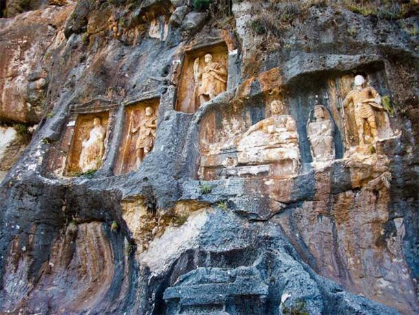 Treasure Hunters Damage Ancient Rock Carvings After Non-existent ‘Hidden Treasures’