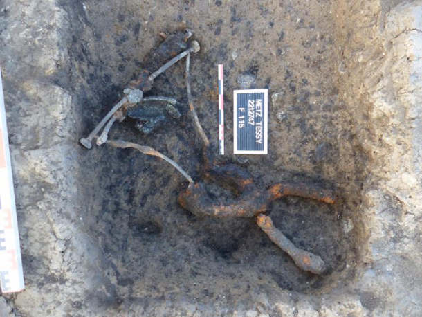 Los restos metálicos de la silla curule romana recientemente hallada tal y como fue descubierta. (©Emmanuel Ferber, INRAP)