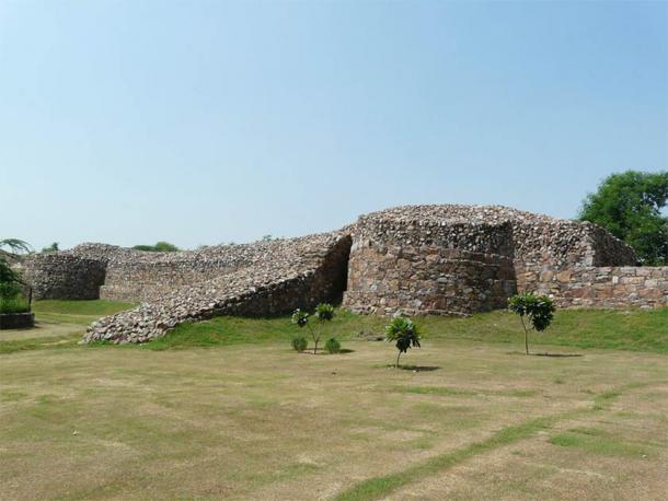 Los restos de los poderosos muros de Qila Rai Pithora (CC BY 2.0)