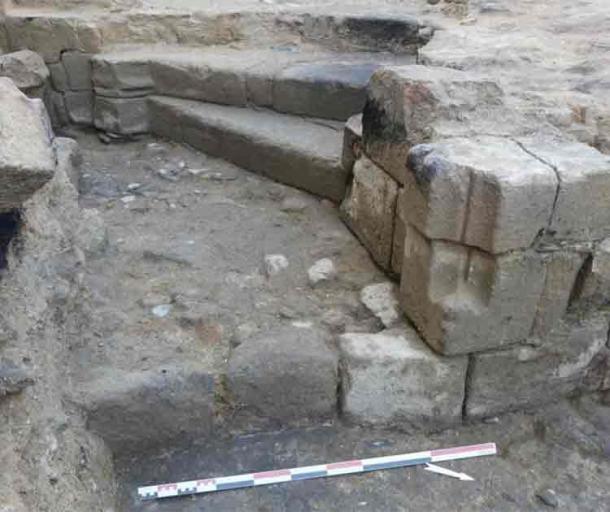 Remains of the first steps of the main spiral staircase. ( Rozenn Battais/Inrap)