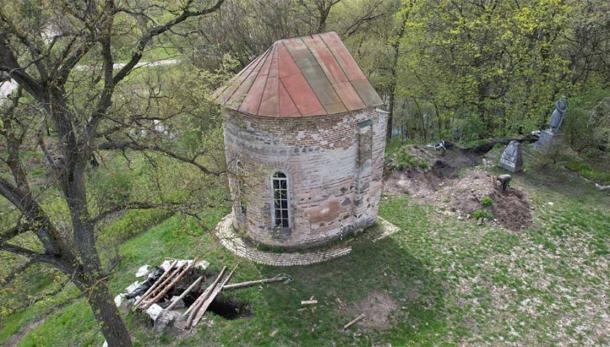 The standing remnants of an 11th-century chapel reveal the remains of a bunker and trench, exposing the excavation through the foundations of the buildings. (Archaeological Landscapes Monitoring Group/Antiquity)