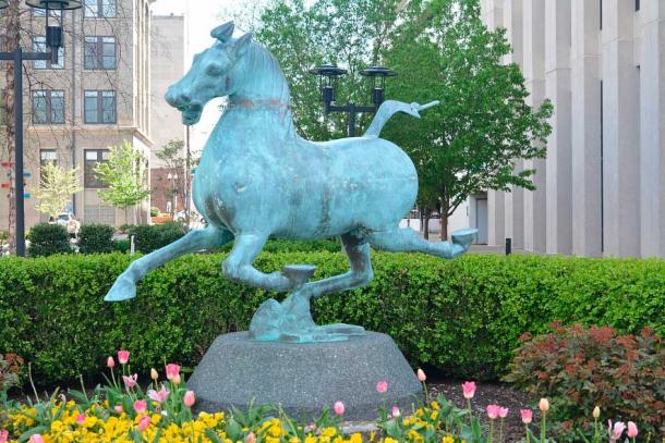 A replica of the Flying Horse of Gansu that was donated as a gift to the city of Lexington Kentucky, USA in June 2000. (Jlmallia / CC BY-SA 4.0)