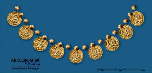 Dette representerer det eldgamle utseendet til kjedet, som består av ni tynne gullmedaljonger kalt brakteater.  (Theo Eli Gil Bell/Arkeologisk museum/UiS)