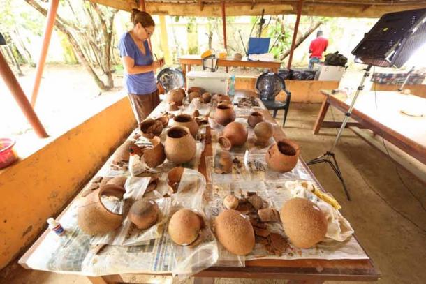 Como parte de la investigación sobre la cultura Nok, los artefactos de terracota se limpiaron y fotografiaron en la estación de investigación de Janjala. (Peter Breunig / Universidad Goethe)
