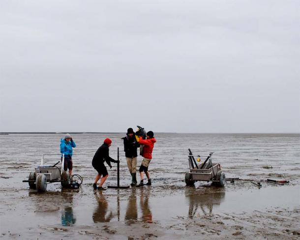 The research team uses sediment cores to record settlement remains and to reconstruct landscape evolution at selected sites on the tidal flats. (Universitaet Mainz)