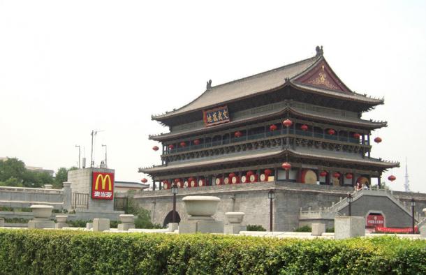 A McDonald’s restaurant beside a temple in Xi’an, China. (Harald Groven/CC BY-SA 2.0)