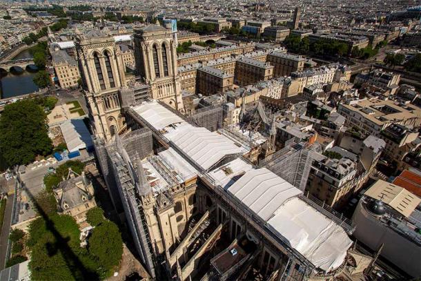 El proyecto de restauración de Notre-Dame está muy avanzado y las proyecciones indican que la catedral volverá a abrir en 2024, ¡cinco años después del catastrófico incendio que destruyó elementos estructurales fundamentales y mucho más! Fuente: Rebatir Notre Dame de París