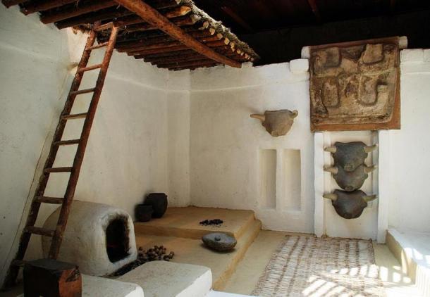 Restauración in situ de un interior típico en Çatalhöyük en 7000 a. (Elelicht / CC BY-SA 3.0)