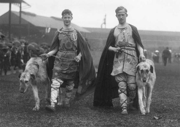Los Juegos de Táilteann se revivieron en 1924 después de la Guerra Civil Irlandesa frente a 20.000 espectadores. En el evento de ese año, jóvenes vestidos como guerreros gaélicos del siglo XI, acompañados por perros lobo irlandeses 