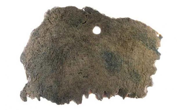 Ribe skull fragment with perforation and runic inscription. (Image: Museum of Southwest Jutland)
