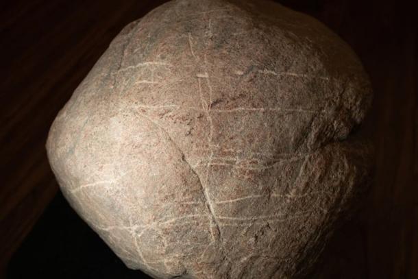 La ribstone de 225 kilogramos, un petroglifo tallado en forma de costilla de bisonte. (Parque del patrimonio de Wanuskewin)