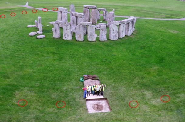 The ring of Aubrey Holes that were excavated in the 1920s are marked with red circles.