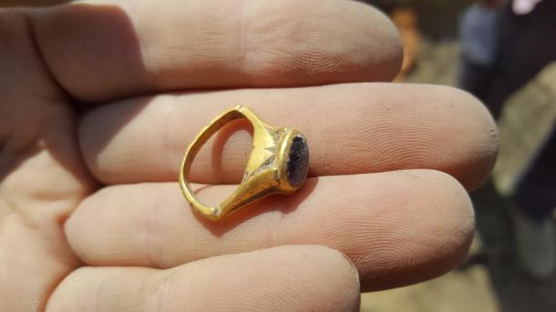 El anillo de piedras preciosas que se encuentra en el centro de Israel y su piedra de amatista, que se creía que era una cura para la resaca. Fuente: Autoridad de Antigüedades de Israel