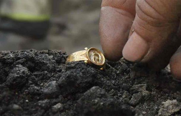 15th-century gold ring adorned with a Christ motif unearthed during excavations of medieval Kalmar. (Arkeologerna)