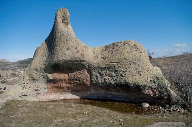 Una formación rocosa en la parte superior de las ruinas de la ciudad de Midas, pueblo de Yazılıkaya, Han - Eskişehir, Turquía.