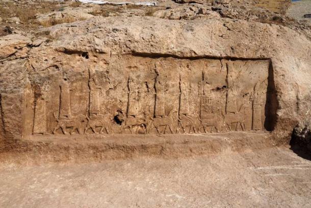 Los relieves rocosos de Khanis, encargados por Senaquerib, se crearon para celebrar la construcción de un sistema de canales en el siglo VII a. Las imágenes muestran reyes asirios rezando a sus dioses, así como esculturas de animales. (Proyecto Arqueológico Tierra de Nínive)