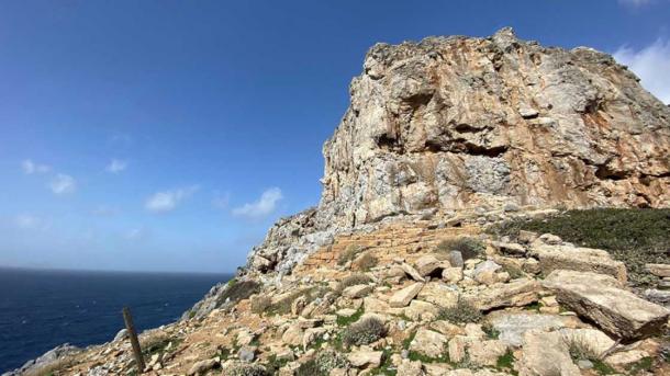 El sitio rocoso de la acrópolis que domina Falasarna antes de que comenzaran las excavaciones. (Ministerio de Cultura de Grecia)