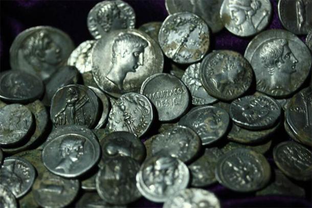 Precious Roman coins that were discovered in the ancient city of Aizanoi, Kütahya province, western Turkey. (Hürriyet Daily News)