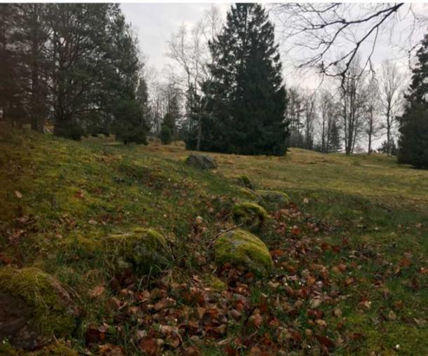 La tumba de la época romana Stubhøj y Store Vikingegrav en el lugar de enterramiento de Hunn en Østfold están marcadas con bordes. (Julie Lund / Universidad de Oslo)