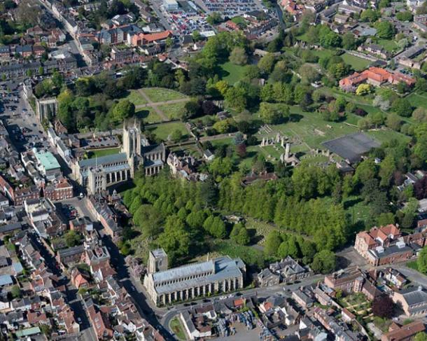 The ruins of the Abbey in the heart of the town (John Fielding / CC BY 2.0)