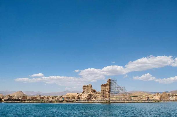 Las ruinas de Takht-e Soleyman, donde se almacenó el fuego de Adur Gushnasp. (Salar Arkan / CC BY-SA 4.0)