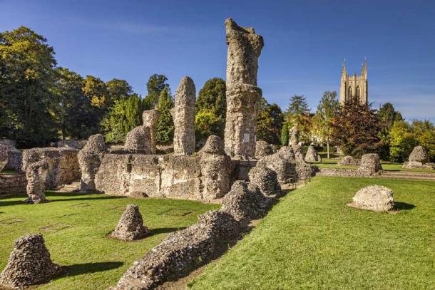 The ruins of the Abbey today (Colin & Linda McKie / Adobe Stock)