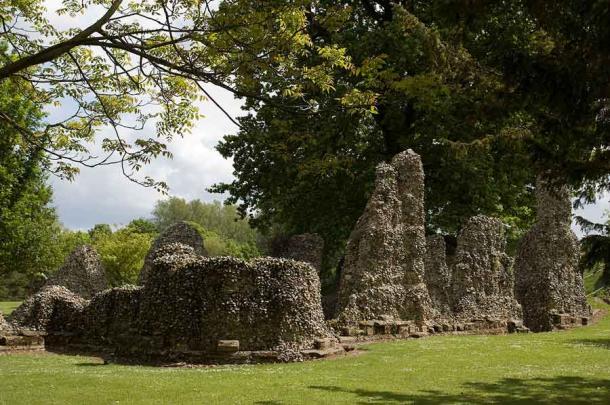 The ruins of the Abbey of Bury St. Edmunds, which had once owned Woolpit. (Tuli / CC BY 3.0)
