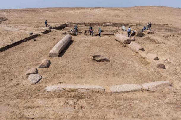 Las ruinas incluyen dos grandes columnas de piedra como parte de la puerta de entrada, que se muestra aquí.  (Ministerio de Turismo y Antigüedades de Egipto)