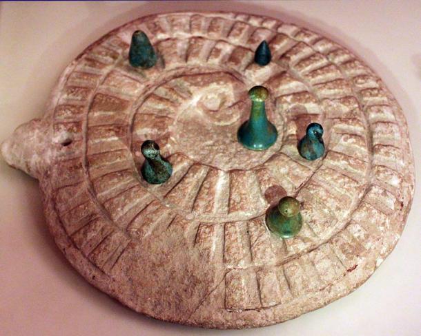 Las reglas del antiguo juego de mesa egipcio Mehen, que se muestra aquí, siguen sin estar claras, ya que el juego perdió popularidad tras el declive del Reino Antiguo de Egipto. (Museo Egipcio de Berlín / CC BY 3.0)