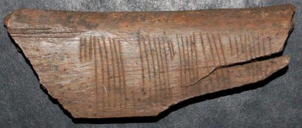 The runic message reads “kiss me” in the Jötunvillur code.